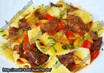 Bandnudeln mit Gulasch