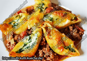 Conchiglie mit Spinat Füllung auf Bolognese Sauce