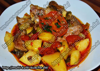 Türkische Güvec - Fleisch Eintopf in Tontopf