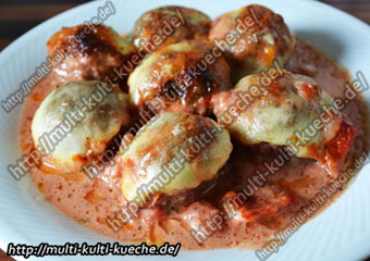 Hackbällchen in Tomatensauce mit Mozzarella überbacken