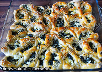 Hefeteig Schiffchen mit Spinat Schafskäsefüllung