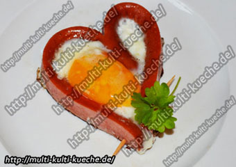 Herz Spiegelei in Würstchen