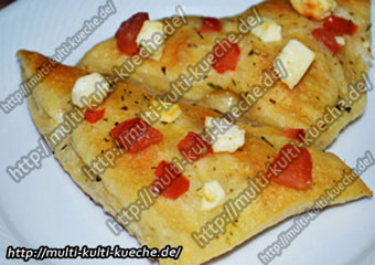 Knoblauchecken mit Feta und Tomate