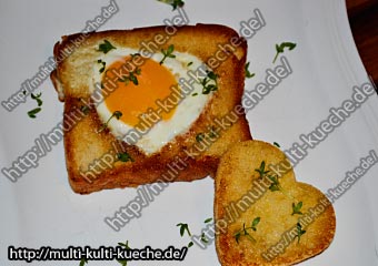 Knuspriger Toastbrot mit Spiegelei Herz