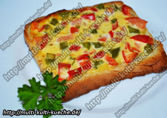 Mit Gemüse und Quark überbackener Toast