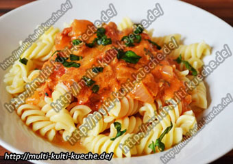 Nudeln mit Thunfisch Tomaten Sauce