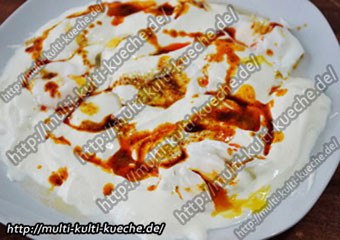 Pochierte Eier in Joghurtsauce