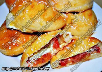 Teigtaschen mit Tomaten und Käse Füllung