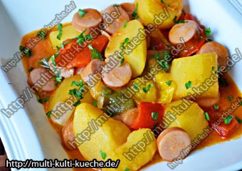 Kartoffelgulasch mit Wiener Würstchen