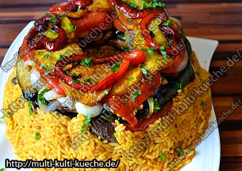 Maqluba Arabischer Reis mit Frittierten Gemüse