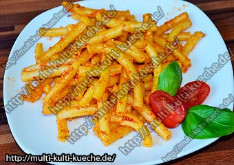 Nudeln mit Paprikamark (Biber Salcasi) und Ei