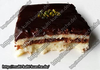 Grießbrei Dessert mit Keks Füllung und Schokoladensauce