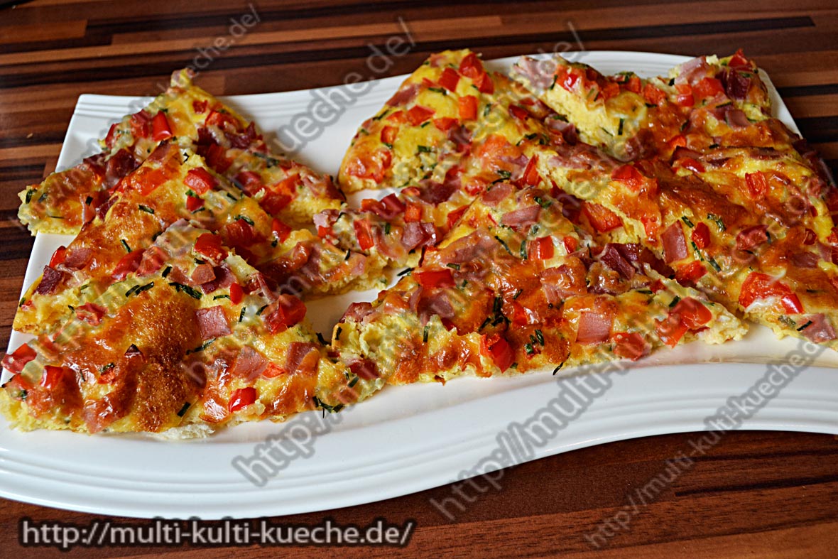 Überbackenes Brot mit Schinken Käse und Ei