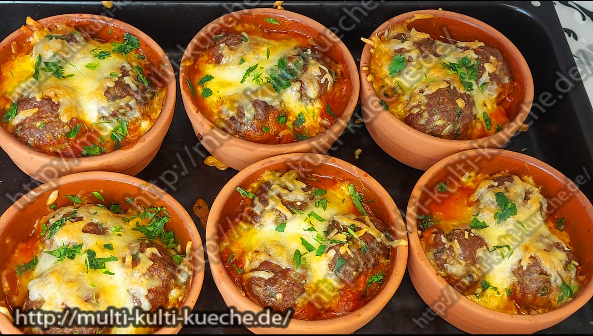 Köfte in Tomatensoße mit Käse überbacken